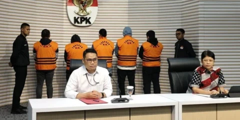 Para tersangka saat dipaparkan di gedung KPK beberapa waktu lalu