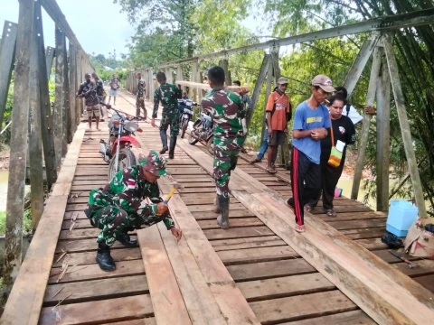 Satgas Yonif 126/KC mengambil langkah cepat dengan turun langsung ke lokasi perbaikan. 