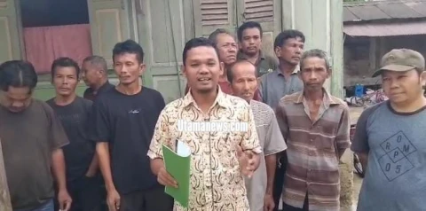 Zamzam Pasaribu salah satu tokoh pemuda (Depan) bersama warga Desa Bottot.