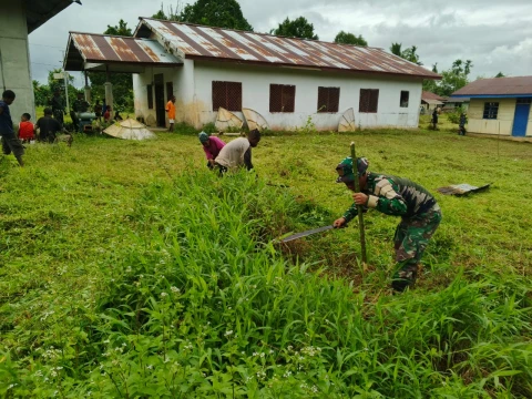 Satgas Yonif 126/KC Pos Umap bersama warga menggelar Karya Bakti Merah Putih