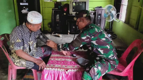 Tim Kesehatan TMMD 125 Kodim 0209/LB Laksanakan Pemeriksaan Kesehatan Gratis Kepada Warga
