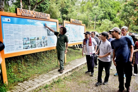 General Manager (GM) Badan Pengelola Geopark Toba Azizul Kholis mendampingi Asesor United Nations Educational, Scientific and Cultural Organization (UNESCO) Soo Jae Lee meninjau sejumlah Geosite di Kawasan Danau Toba. Hal tersebut dilaksanakan dalam rangka pra revalidasi UNESCO guna kesiapan menghadapi revalidasi yang akan dilaksanakan pada 21-25 Juli 2025.