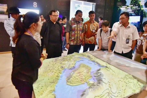 Asesor United Nations Educational, Scientific and Cultural Organization (UNESCO) Soo Jae Lee meninjau sejumlah Geosite di Kawasan Danau Toba, Minggu (13/7/2025).