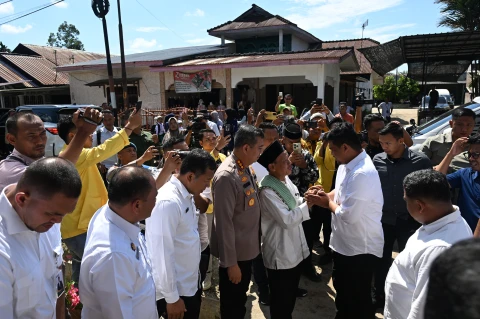 Muhammad Bobby Afif Nasution bersama Wakil Bupati Deliserdang Lomlom Suwondo, Ketua PW Al-Washliyah Sumut Dedi Iskandar Batubara, unsur Forkopimda Deliserdang, serta para OPD Pemprov Sumut dan Deliserdang, di Kantor Kepala Desa Petumbukan Kecamatan Galang, Kabupaten Deli Serdang, Rabu (16/7/2025).