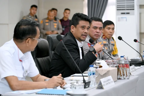 Bobby Nasution menghadiri Rapat Optimalisasi Penerimaan Pendapatan Daerah di Aula Kantor Badan Pendapatan Daerah Sumut, Jalan Sisingamangaraja, Medan, Rabu (23/7/2025).