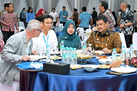 Gubernur Sumut Bobby Nasution dan Wakil Gubernur Sumut Surya menjamu makan malam Tim Revalidasi Kaldera Toba UNESCO Global Geopark di Aula Tengku Rizal Nurdin, Rumah Dinas Gubernur Sumut, Jalan Sudirman No. 41, Medan, Kamis malam (24/7/2025).