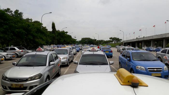 Taksi yang membayar sejumlah biaya secara resmi ke pihak Bandara Kualanamu melakukan aksi mogok, Senin (28/8).