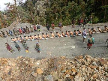 Kelompok kriminal bersenjata menyandera para pekerja pembangunan infrastruktur di Papua.