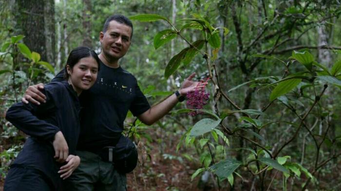 Musa Rajekshah bersama istri Sri Ayu Mihari Musa Rajekshah menjajal jungle trekking Kawasan Hutan Dengan Tujuan Khusus (KHDTK) Aek Nauli, Simalungun, Sabtu (22/8).