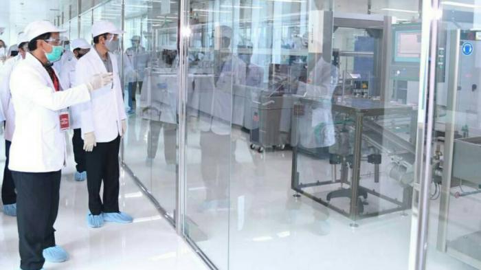 Presiden Jokowi meninjau pelaksanaan uji klinis tahap ketiga dari vaksin Covid-19 di Bandung, Jawa Barat, Selasa (11/8/2020).&nbsp;