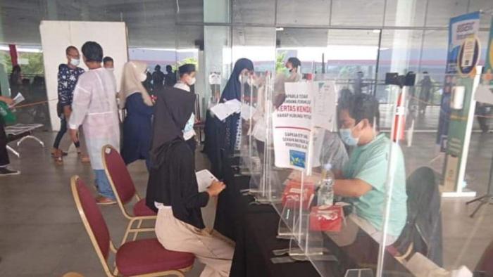 Antusias vaksiners saat konsultasi dengan dokter gigi dari Klinik Gigi ODAC pada Jumat, 27 Agustus 2021 di QBIG BSD City, Tangerang.