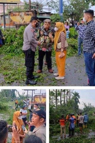 Puluhan pohon besar, tiang listrik, baliho, spanduk tumbang dan berterbangan di Pematang Siantar, Sabtu (6/8)