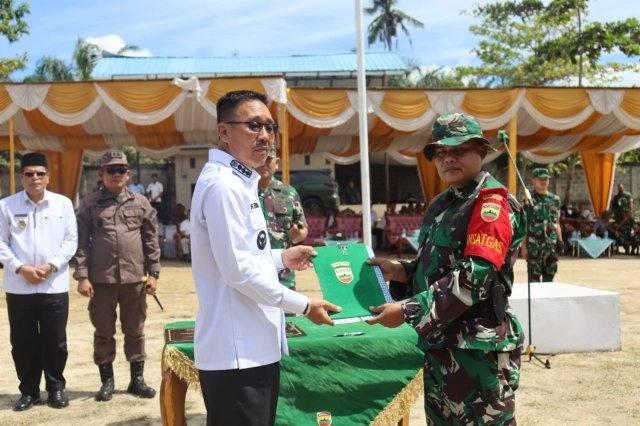 Penyerahan berita acara serah terima hasil pelaksanaan TMMD kepada Bupati Labuhanbatu Selatan H. Edimin
