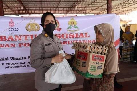 Wakapolres Kompol Drs. Hermansyah S. dan Kabag SDM, Kompol H. Matondang, SH beserta Polwan membagikan paket bantuan kepada masyarakat