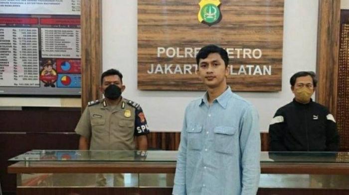 Pelaku saat di kantor Polisi