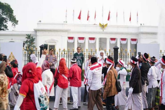 Presiden Jokowi melepas kirab merah putih, Minggu (28/8)