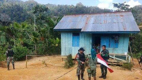Pemasangan bendera merah putih di rumah masyarakat di perbatasan negara