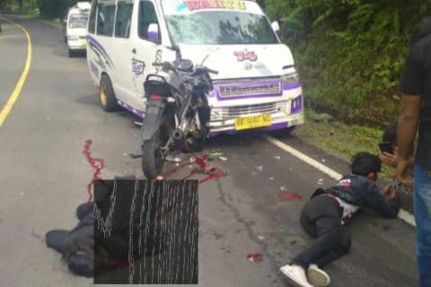 Kedua korban terkapar di badan jalan, usai menabrak mopen yang melintas.