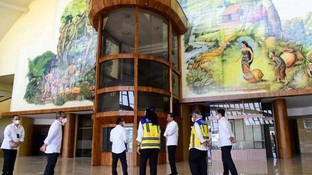 Presiden Joko Widodo  meninjau progres renovasi Taman Mini Indonesia Indah (TMII), pada Selasa, 23 Agustus 2022.