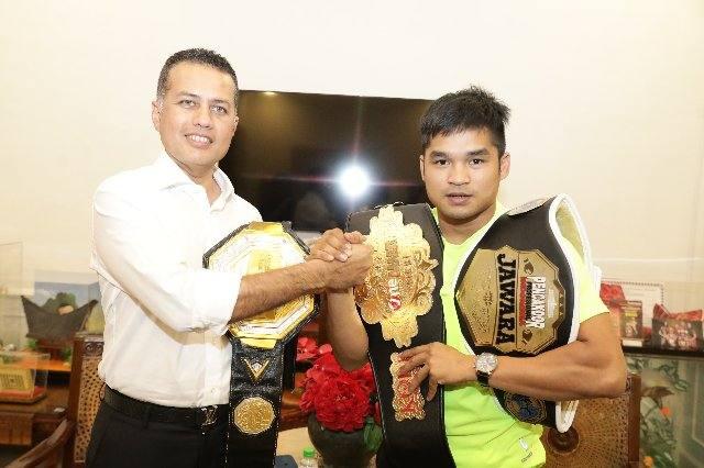Musa Rajekshah menerima kunjungan petarung Martial Mixed Arts (MMA) asal Indonesia Jeka Saragih di Rumah Dinas Wakil Guburnur Sumut, Jalan Teuku Daud Medan, Selasa (16/8).