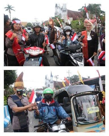 Pembagian bendera merah putih di kota Pematang Siantar, Selasa (16/8)