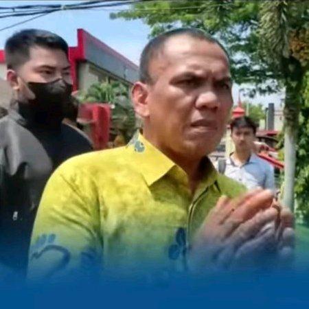Zainuddin Purba saat aksi tunggal di Markas Polda Sumut, Jumat (12/8)

