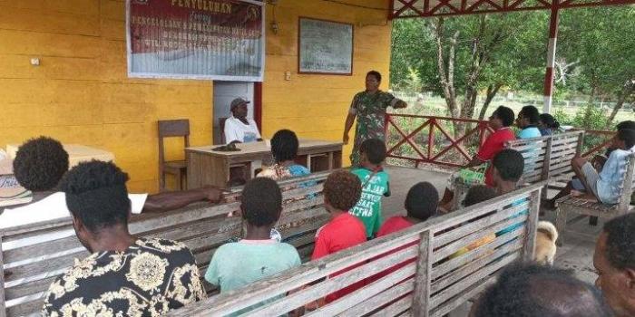 Anggota Satgas TMMD memberikan materi penyuluhan pertanian, peternakan, dan perikanan bagi warga Kampung&nbsp; Apuri