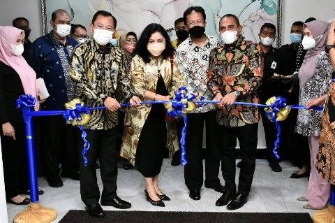 Edy Rahmayadi meresmikan Gedung Diagnostic Center Rumah Sakit Umum Royal Prima di Jalan Ayahanda, Medan, Jum'at Malam (12/8/2022).