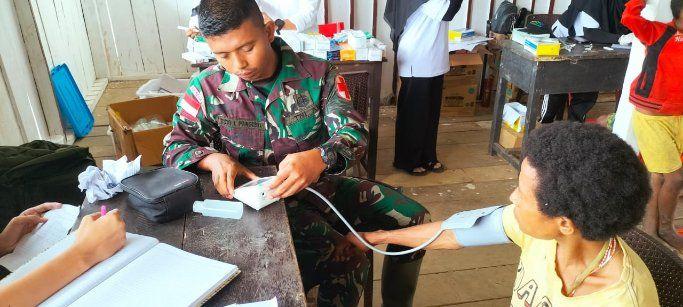 Satgas Pamtas RI-PNG Yonif 126/Kala Cakti bersama Puskesmas Ubrub mengadakan Pos Pelayanan Terpadu (Posyandu) di Kampung Somografi