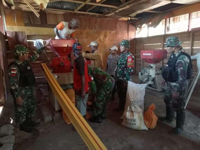 Pendampingan serta penyuluhan dari Personel Satgas Yonif 126/KC kepada para petaninya dalam penanaman sampai dengan penggilingan padi