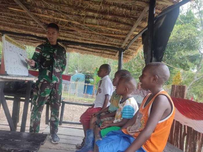Satgas Pamtas Yonif Raider 142/KJ bersama anak-anak belajar bersama membaca, berhitung dan bernyanyi