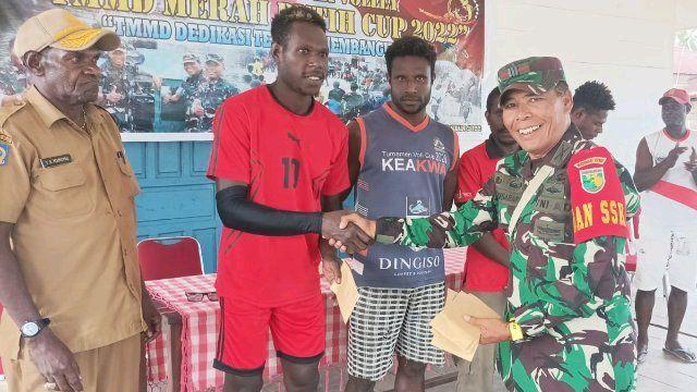 Penyerahan hadiah dilakukan oleh Danki Satgas TMMD, Kapten Inf H.A. Hutabarat.