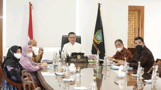 Rapat evaluasi SAKIP dan Reformasi Birokrasi (RB) 2022 di Ruang Kerja Wakil Gubernur, Kantor Gubernur, Jalan Diponegoro Nomor 30, Medan, Kamis (18/8).