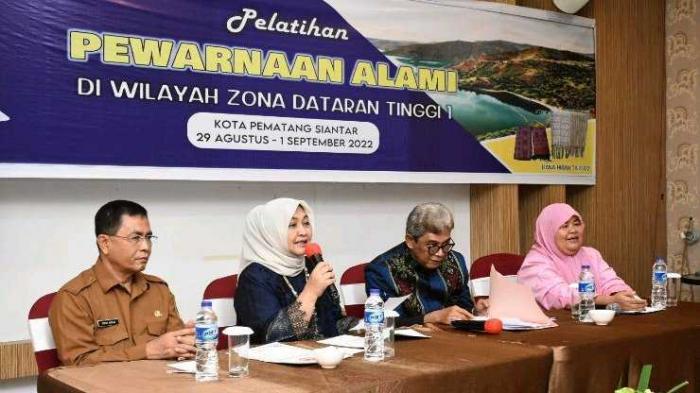 Ketua Dekranasda Sumut Nawal Lubis membuka Pelatihan Pewarnaan Alami di Wilayah Zona Dataran Tinggi yang diselenggarakan di Hotel Horison, Jalan Raya Medan, Martoba, Kota Pematangsiantar, Senin (29/8/2022).