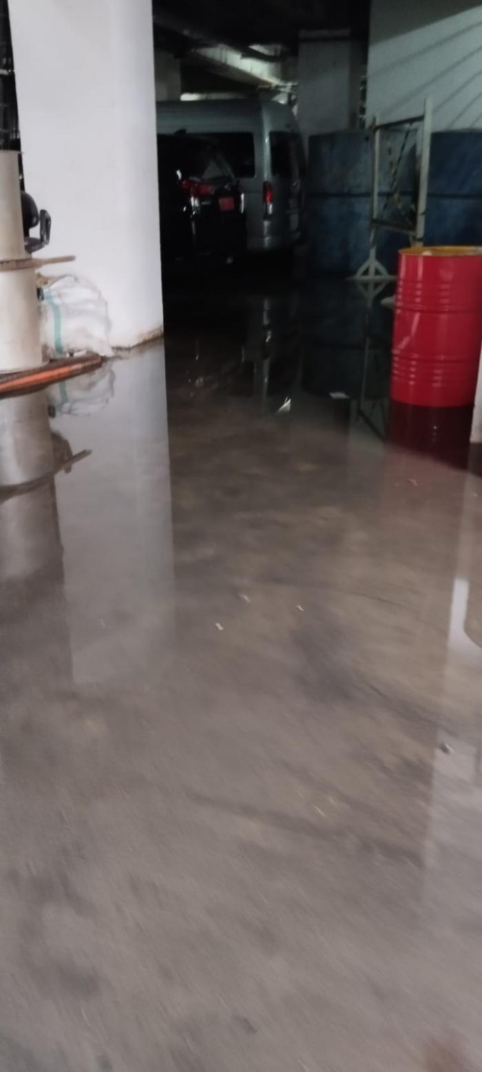 Areal parkir di basemen kantor Gubernur Sumut, Kamis siang (18/8) masih terendam air.