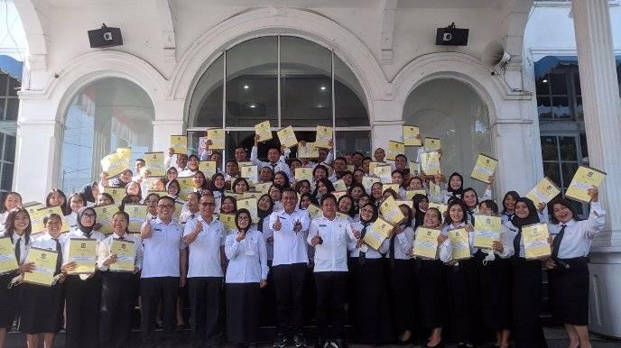 Wali Kota Pematang Siantar dr. Susanti Dewayani, Sp.A menyerahkan SK PPPK sebanyak 71 Orang Pegawai Formasi Guru Tahun 2021.