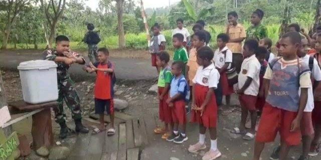 Satgas Yonif 126/KC Pos Waris mengedukasi cara mencuci tangan yang benar kepada siswa-siswi SD Kanandega