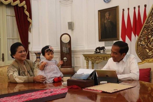Sedah Mirah Nasution bersama kakek dan neneknya di Istana, 31 Maret 2019