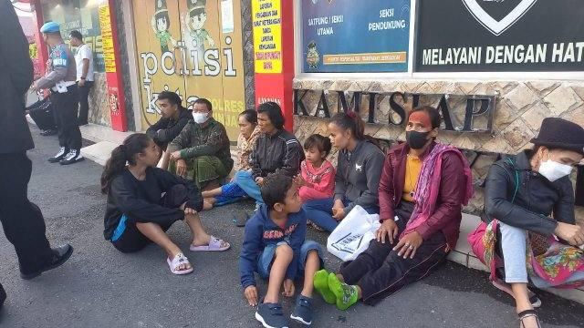 Warga Beguldah mengungsi ke kantor Polisi, tidak berani pulang, Rabu (17/8)