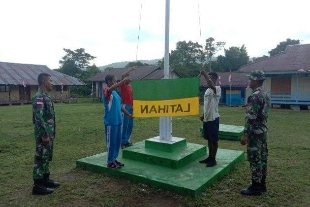 Prajurit TNI melatih siswa SMP N 1 Web, Distrik Web, Kabupaten Keerom jadi Paskibra