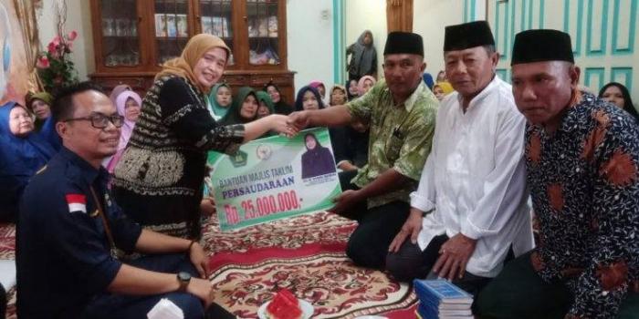 Delmeria Sikumbang memberikan bantuan uang sebesar Rp25 juta kepada Majelis Taklim Persaudaraan Kecamatan Pandan, Sabtu (27/8)