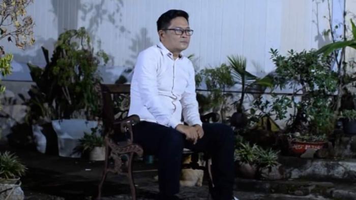 Alif Koto, Penyanyi lagu Rang Sikumbang. 