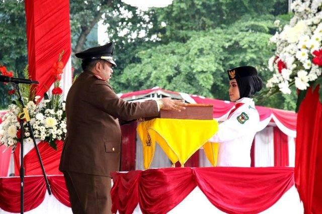 Kajari Pematang Siantar saat menerima bendera usai penurunan, Rabu (17/8)