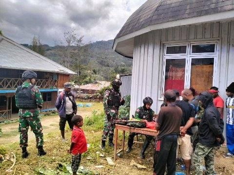 Satgas Pamtas Yonif 142/KJ saat melaksanakan pengobatan keliling sekaligus melaksanakan komunikasi sosial dengan masyarakat di Distrik Karubaga, Kabupaten Tolikara, Papua Pegunungan Tengah, Rabu (24/08/2022).
