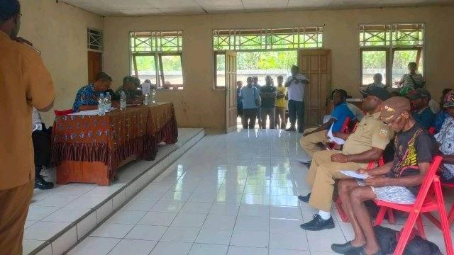 Rapat pengendalian dan pengawasan serta evaluasi pelaksanaan pembangunan kawasan perbatasan di Kampung Waris, Distrik Waris, Kab. Keerom.