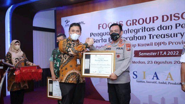 Irjen Pol Drs RZ Panca Putra Simanjuntak MSi, saat menerima penghargaan di Aula Kantor Wilayah DJPb Provinsi Sumut Gedung Keuangan Negara.