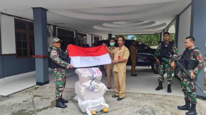 Pemda Kabupaten Keerom mendukung 3.000 Bendera Merah Putih kepada Satgas Pamtas RI-PNG Yonif 126/KC untuk dibagikan kepada masyarakat di perbatasan