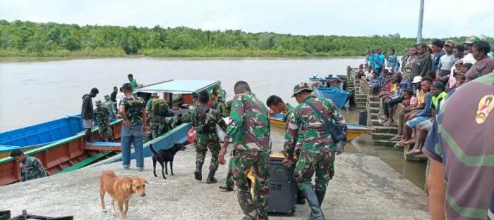 Masyarakat mengantarkan kepulangan Prajurit Satgas TMMD Kodim 1710/Mimika di Pelabuhan Kokonao, Kampung Atapo, Distrik Mimika Barat, Kabupaten Mimika, Kamis (25/08/2022).