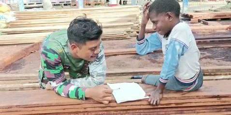 Prajurit TNI dan anak Papua di Kampung Atapo