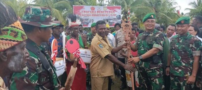 Brigjen TNI E. Reza Pahlevi, S.E resmi menutup Program TNI Manunggal Membangun Desa (TMMD) Ke-114 TA 2022 Kodim 1710/Mimika di Kampung Atapo